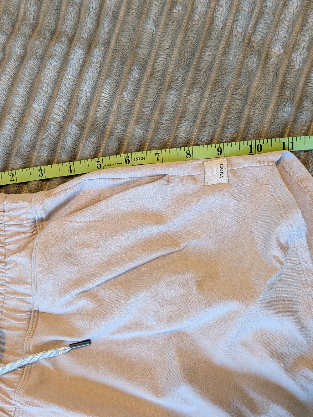 Vuori Halo Performance Shorts DreamKnit Tan Beige Women’s Small - Like New - Picture 10 of 11